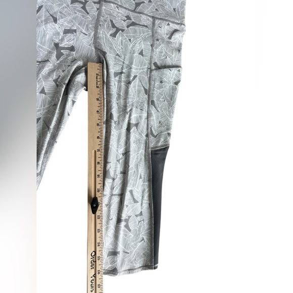 Athleta Colorblock Up For Anything Leaf Print Leggings Gray White Size Medium - Picture 4 of 7